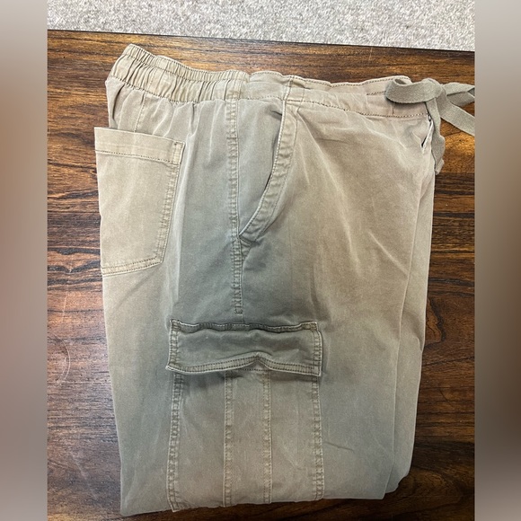 Women’s Cargopants - Picture 2 of 3